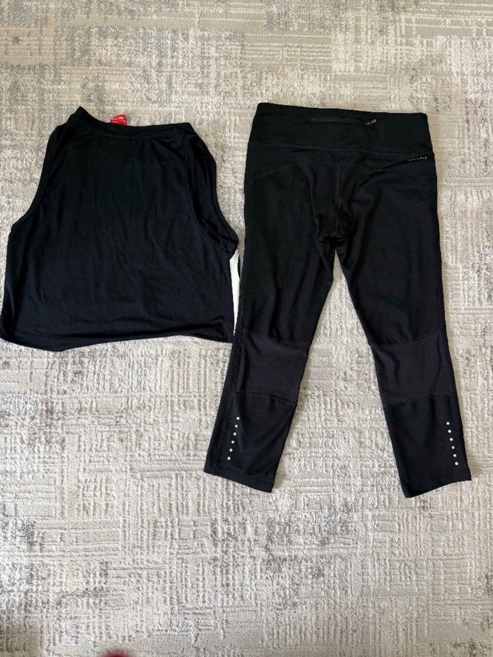 Nike Cropped Top and Leggings - Picture 3 of 3